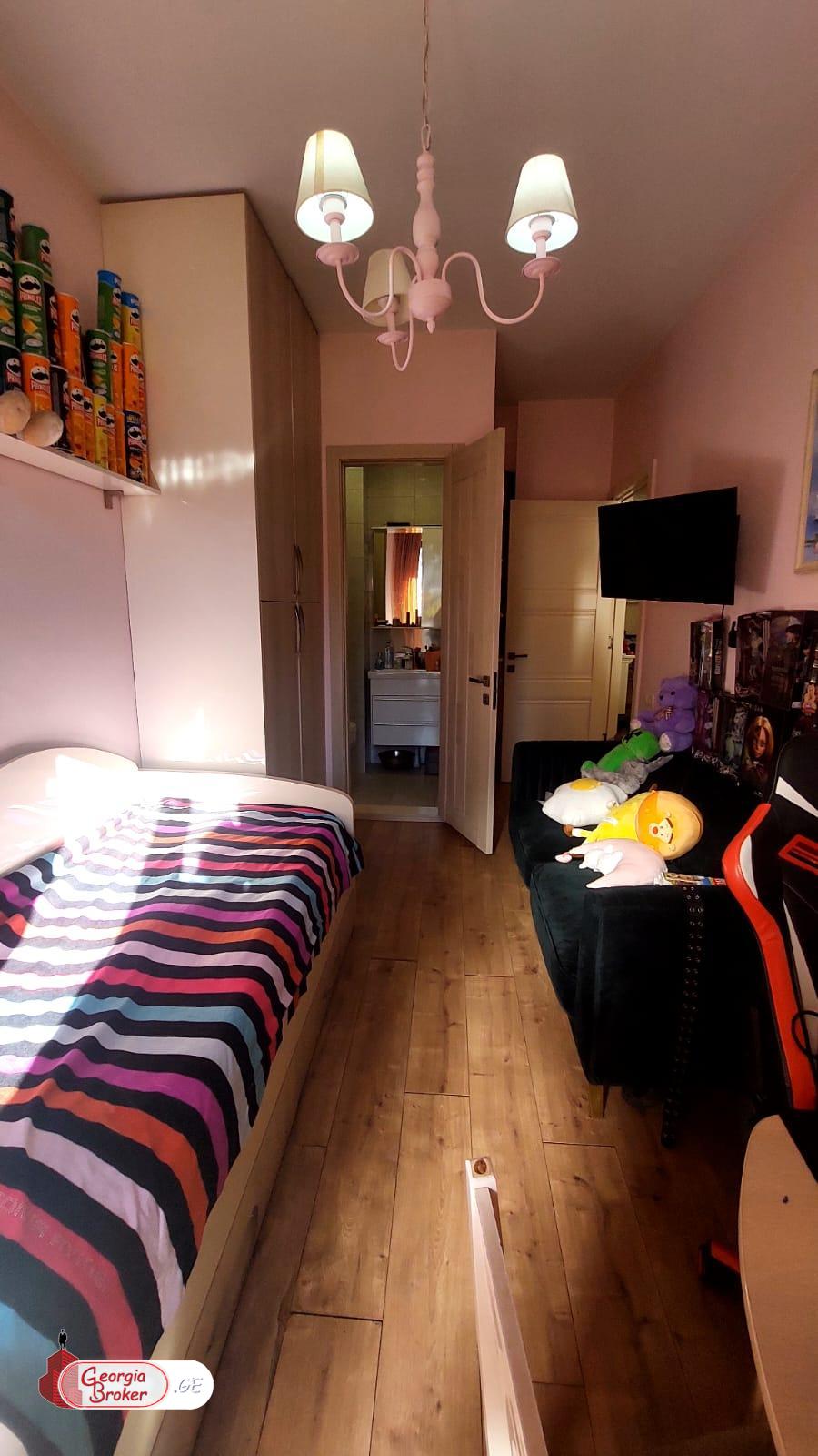 იყიდება ახალი გარემონტებული 3 ოთახიანი ბინა ვაკეში